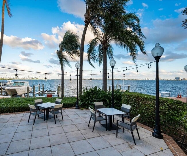 Building Photo - 2000 Towerside Terrace