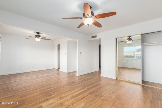 Building Photo - 2439 E Dahlia Dr