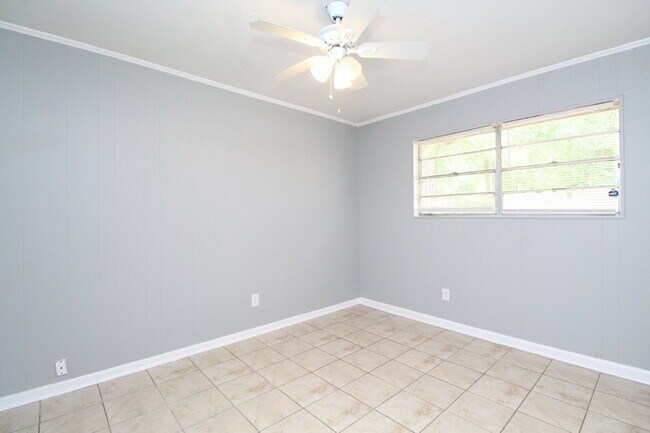 Building Photo - Recently Updated 2-Bedroom Milton Unit Featuring Modern Interior, Functional Layout, Shared Backy...
