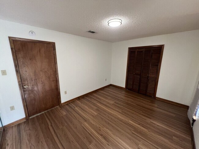 Building Photo - Spacious 4BR Brick Home with Office, Fireplace & Fenced Yard in Parkwood Terrace