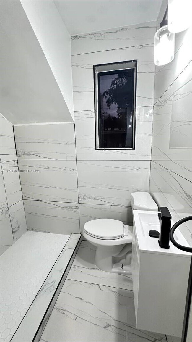 Building Photo - 320 SW 29th Rd