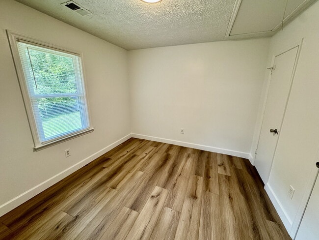 Building Photo - Easy living in Easley