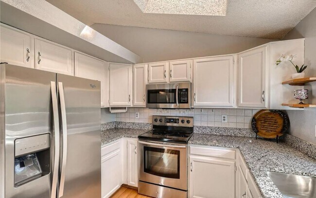 Building Photo - Incredible Tri-level home in Cherry Creek ...