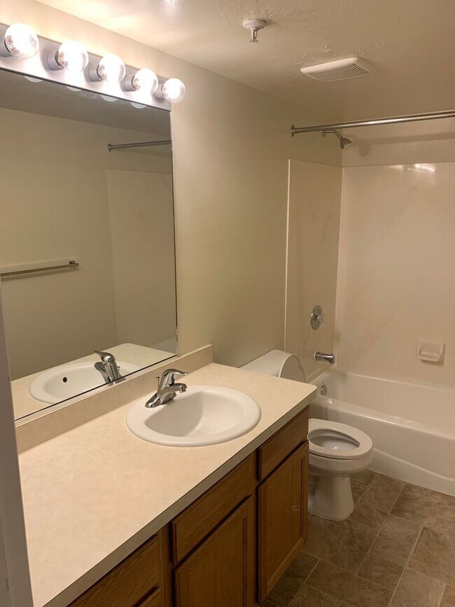 Building Photo - 672 N 500 W