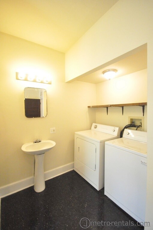 bathroom - 385 E Oakland Ave