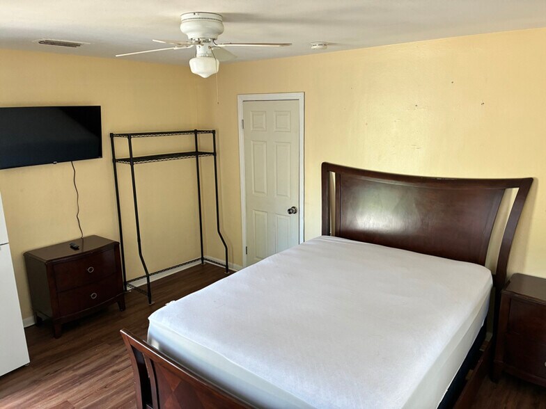 Building Photo - 4586 Park St