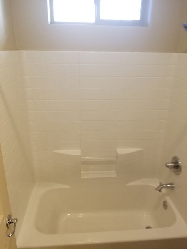 Building Photo - Beautiful, Pet Friendly, Multi-level, 2110 sqft, Luxury Townhouse w/A/C! 3 Bed, 2.5 Bath, + Loft ...