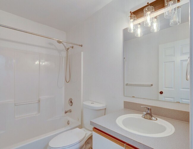 Building Photo - 2 Bedroom, 2.5 Bath Condo in Madrona Heights