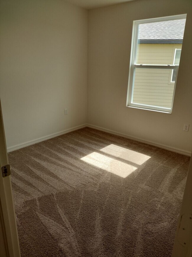 Building Photo - Beautiful 4 bedroom 2.5 Bathroom House For...