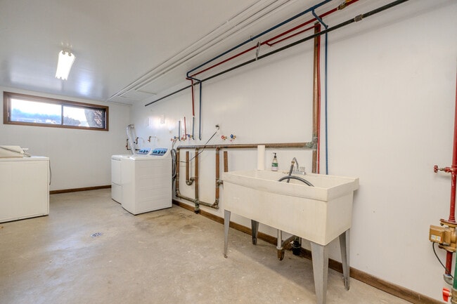 Building Photo - 2740 W Farragut Ave