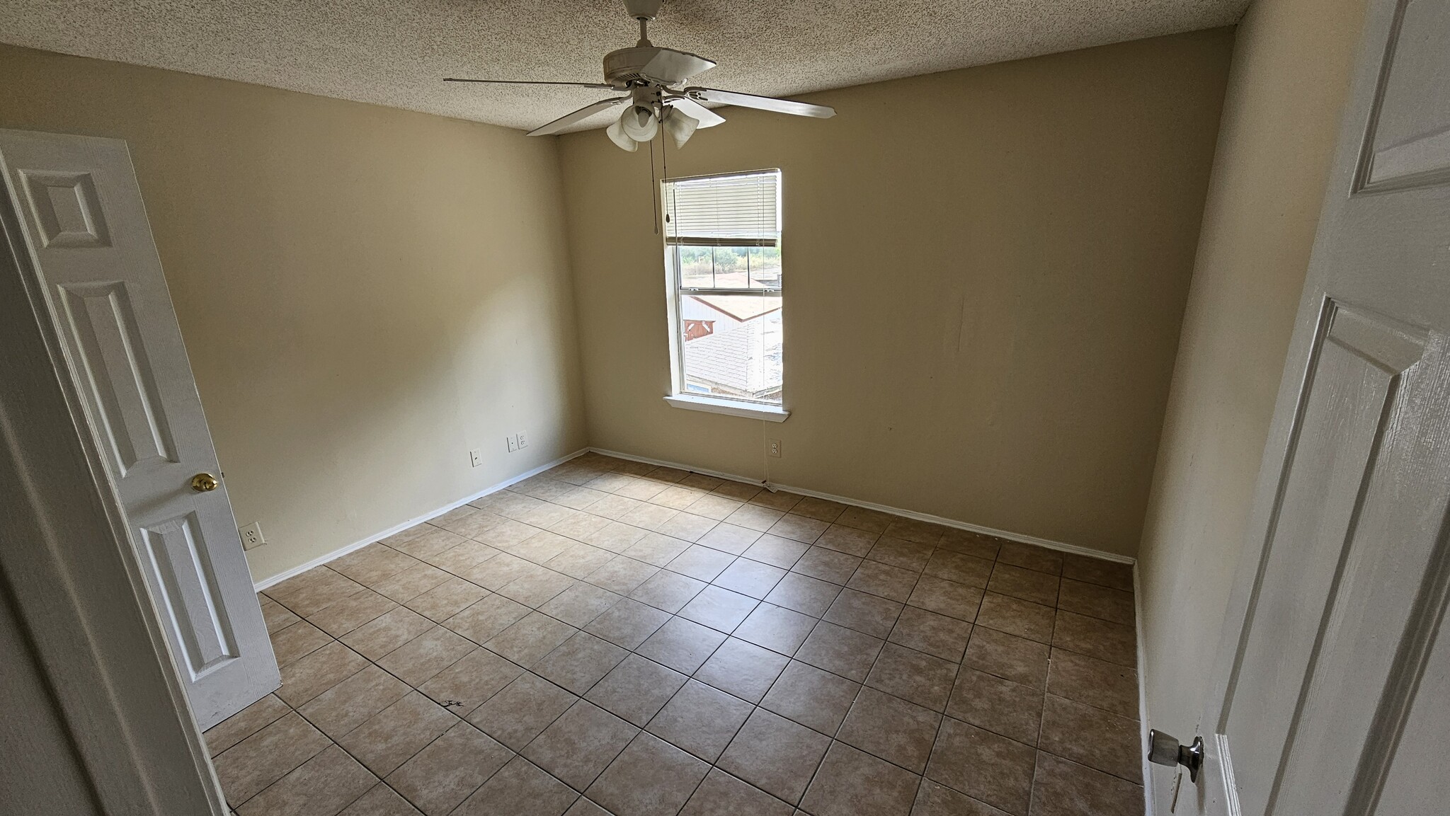 Upstairs room 2 - 7838 New World