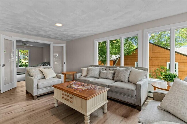 Building Photo - 8 Woodsia Rd