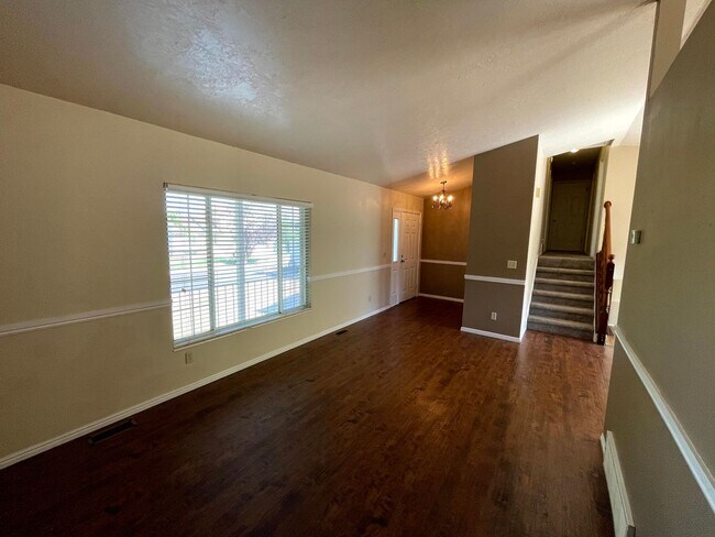 Building Photo - Great 4 Bed/3 Bath home in Layton