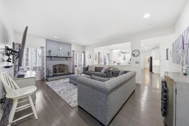 Building Photo - 11 Rosewood Ln