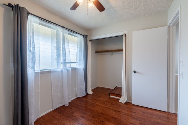 Building Photo - 2 bedroom / 1 1/2 bath / 2 parking condo i...