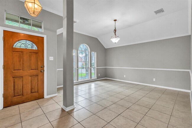 Building Photo - 820 Portsmouth Dr