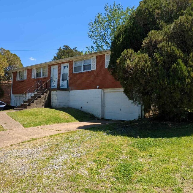 Building Photo - 3212 Spears Rd