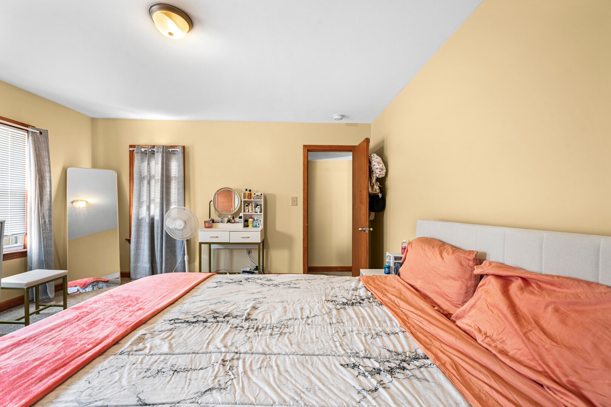 Building Photo - 50 Temple St