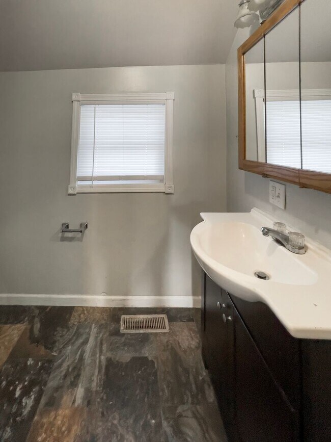 Building Photo - PRELEASING for AUGUST! Close to Campus