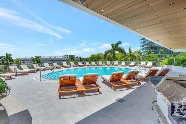 Building Photo - 2655 S Bayshore Dr
