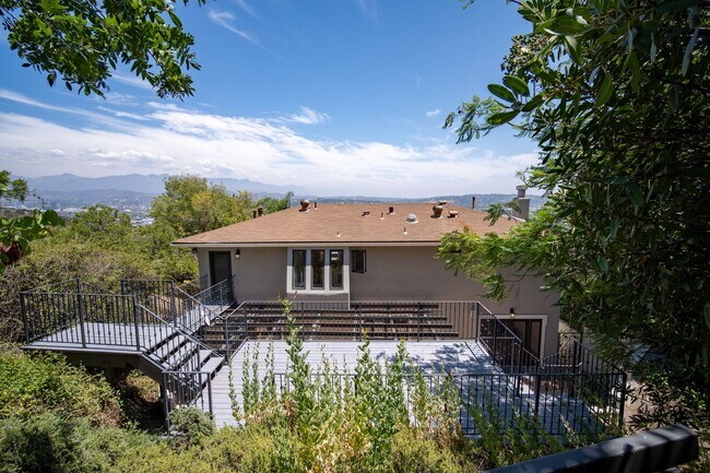 Building Photo - COMING SOON 4-bedroom, 4 bath unit in the desirable Los Feliz