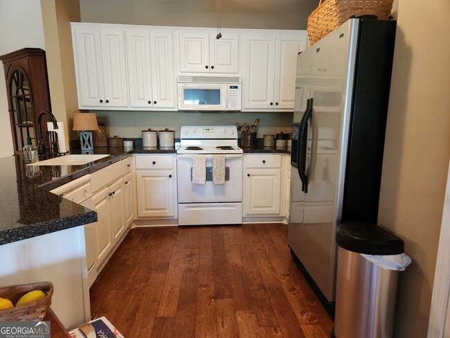 Building Photo - 1015 Holly Dr