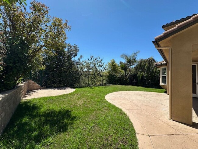 Building Photo - Stunning Executive home with loads of cust...