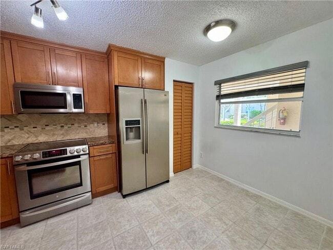 Building Photo - 661 Squire Cir