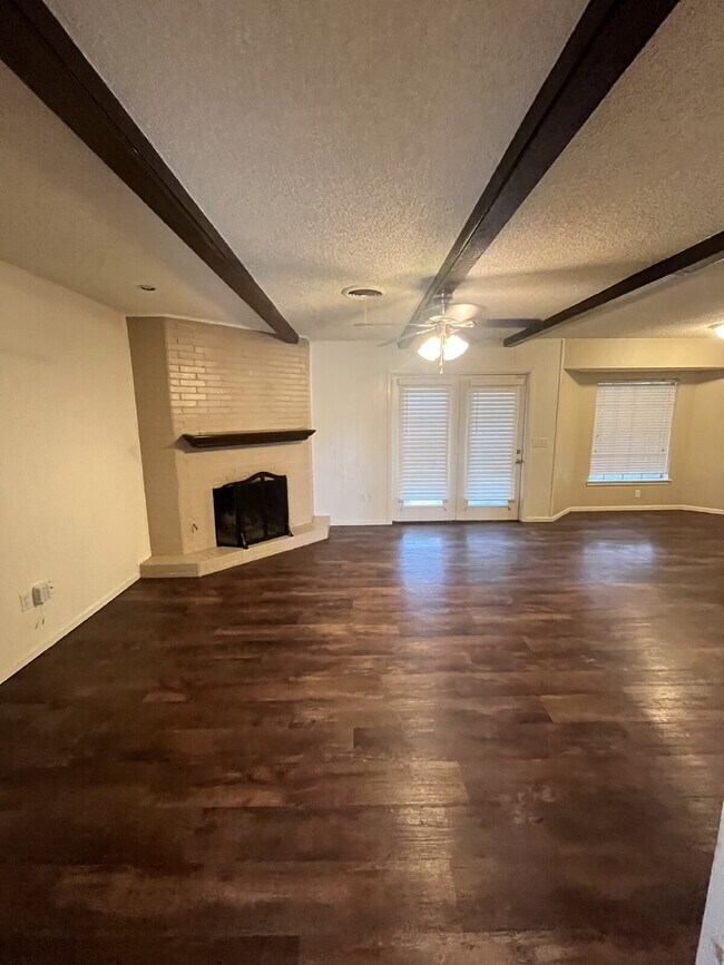 Building Photo - "Charming 3-Bedroom with 2 Full Baths in L...