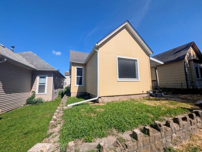 Building Photo - Remodeled 2-Bedroom Home with Main Floor Laundry & Off-Street Parking