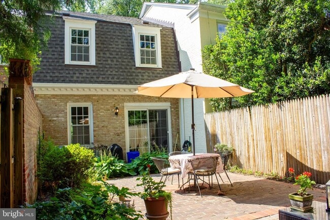 Building Photo - 3517 Chevy Chase Lake Dr