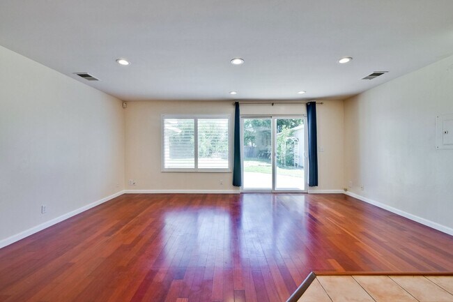 Building Photo - Large single family 4 Bed, 2 1/2 Bath Home...