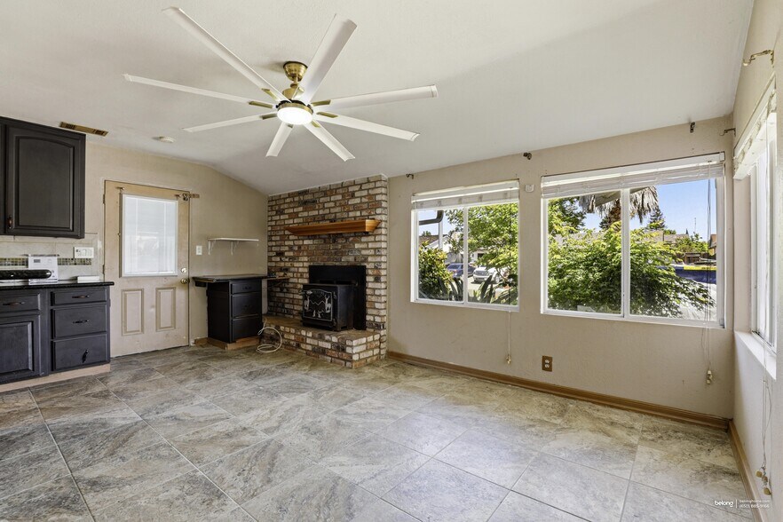 Building Photo - 1056 Hacienda Dr