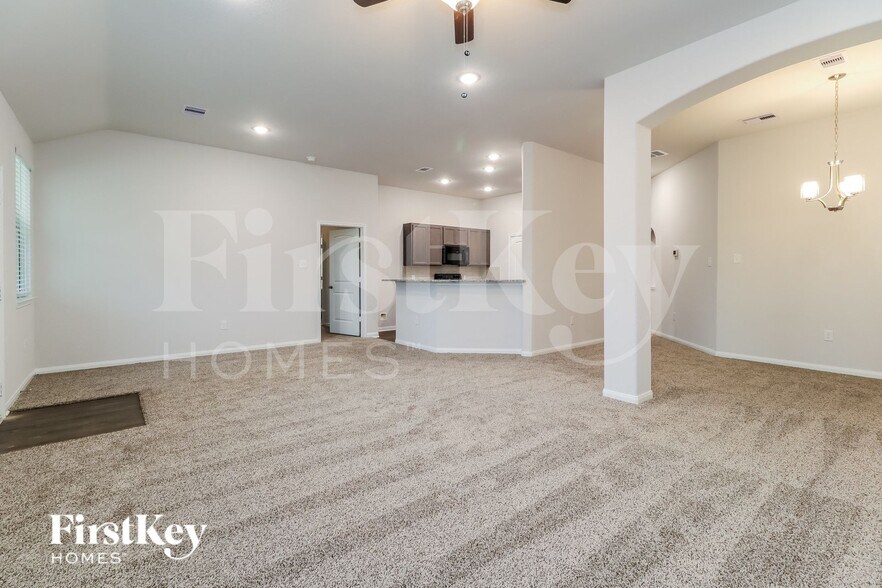 Building Photo - 14755 Country Club Dr