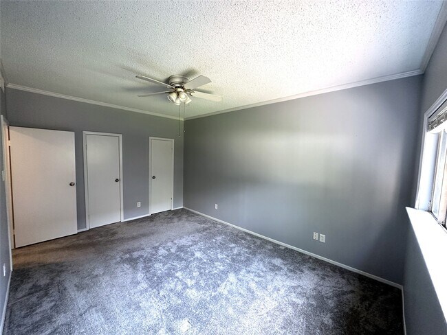 Building Photo - 7037 N Holiday Dr