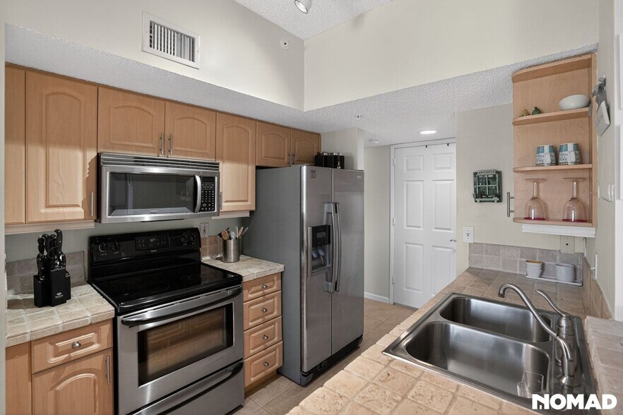 Building Photo - 1885 Florida Club Dr