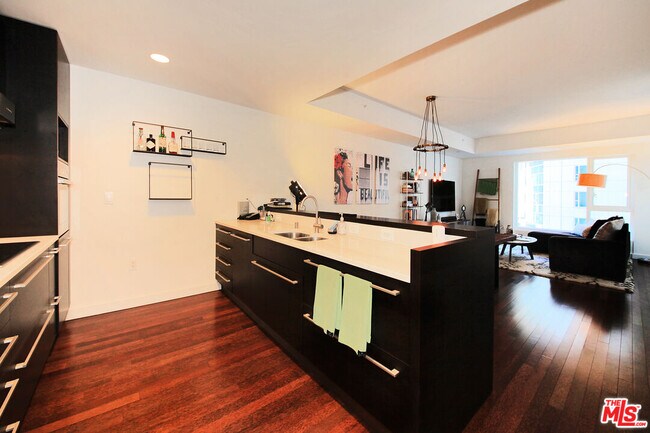 Building Photo - 6250 Hollywood Blvd