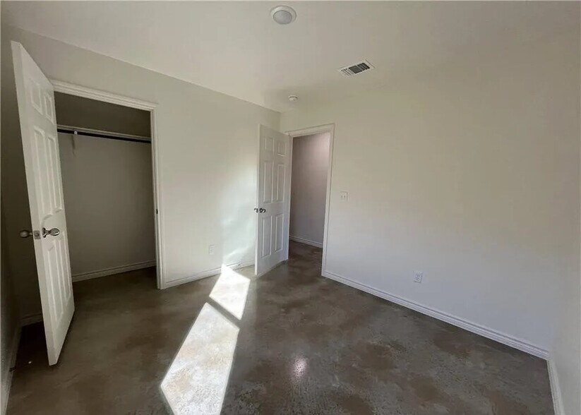Building Photo - 2316 Alterman Dr