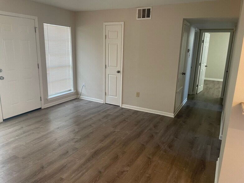 Apt B living - 1325 Lake Ave