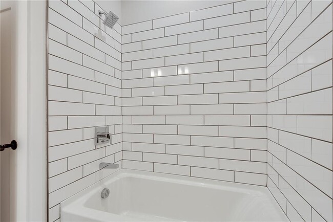 Building Photo - 435 Maplewood Dr