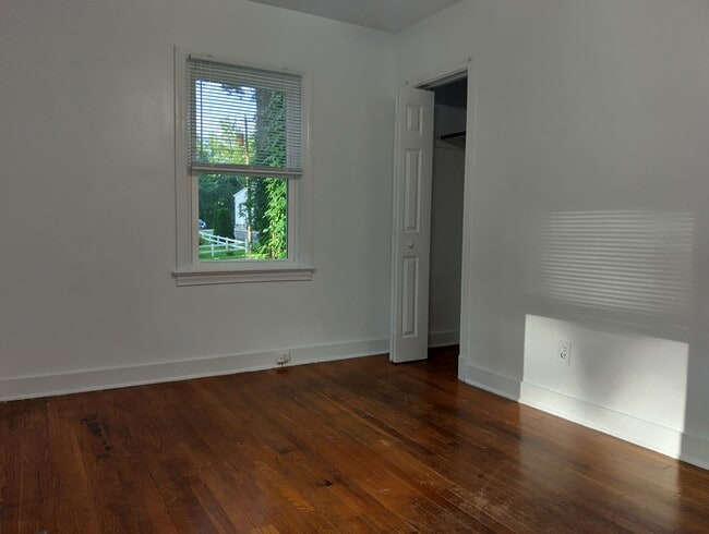 Building Photo - Lovely single family home available in the...