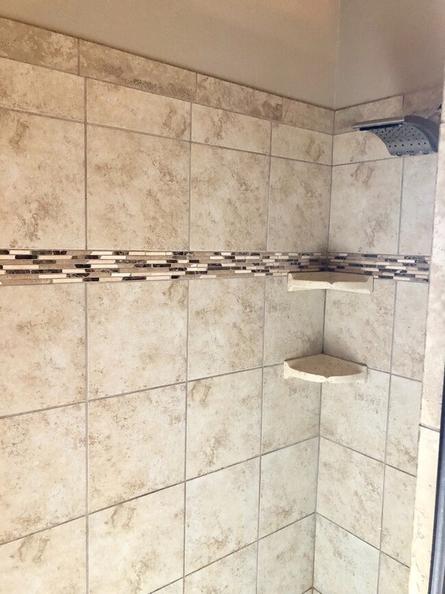 Building Photo - Spacious 4 Bedroom in Southern Vista Estates!