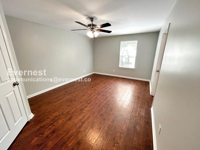 Building Photo - 908 E 16th Ave