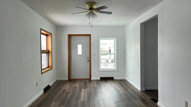 Building Photo - Lovely Spacious House in great location !!