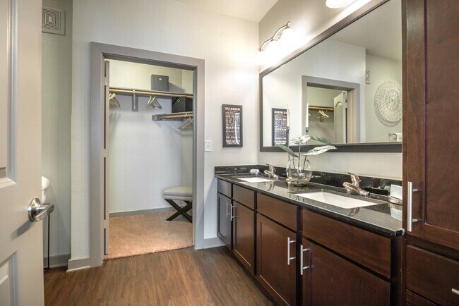 Building Photo - More Space, More Savings – Up to 6 Weeks F...