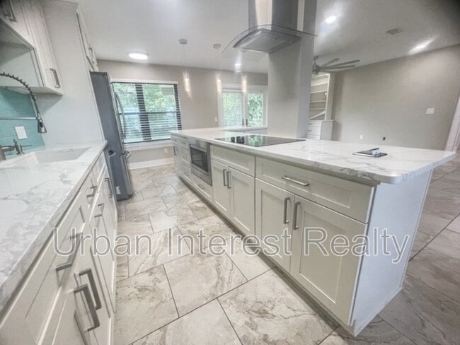 Building Photo - 802 E Pine Forest Dr