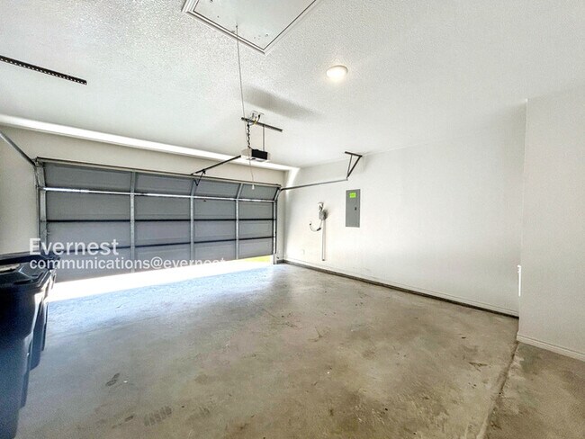 Building Photo - 2216 Hornbeam St
