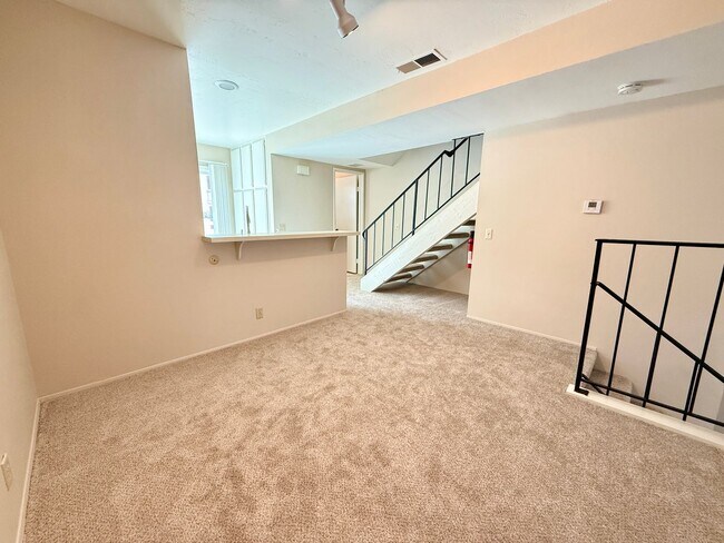 Building Photo - Spacious & Move In Ready 2BD Townhome! New Carpet! Full Size in Unit Washer/Dryer! Attached Garage!
