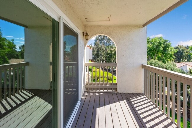 Building Photo - Gorgeous Beach Close Carlsbad Condo!