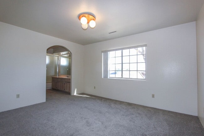 Building Photo - 3249 N Hedgewood Dr